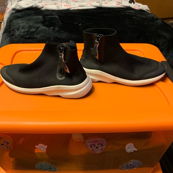 Shoes - Picture 5 of 7